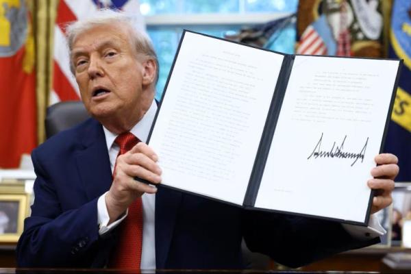 Presiden AS Donald Trump menunjukkan perintah eksekutif yang ditandatangani terkait kesepakatan yang akan mendivestasikan operasi TikTok di AS dari ByteDance di Tiongkok, di Gedung Putih Washington, AS, 25 September 2025. REUTERS 