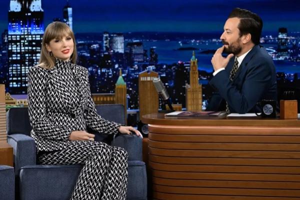 Taylor Swift di `The Tonight Show Starring Jimmy Fallon` pada Oktober 2022. (FOTO: NBC) 
