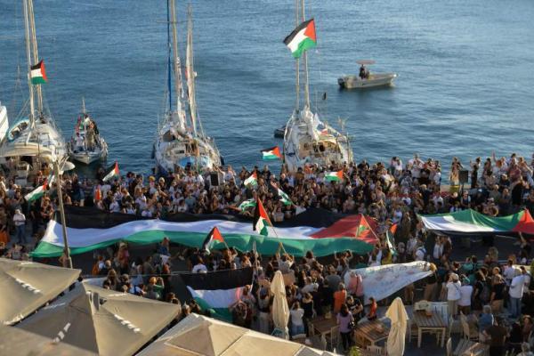 Bendera Palestina terlihat di pelabuhan Ermoupolis sebelum keberangkatan dua kapal layar, Electra dan Oxygen, bagian dari Armada Sumud Global yang bertujuan mencapai Gaza dan menembus blokade laut Israel, di Pulau Syros, Yunani, 14 September 2025. REUTERS 