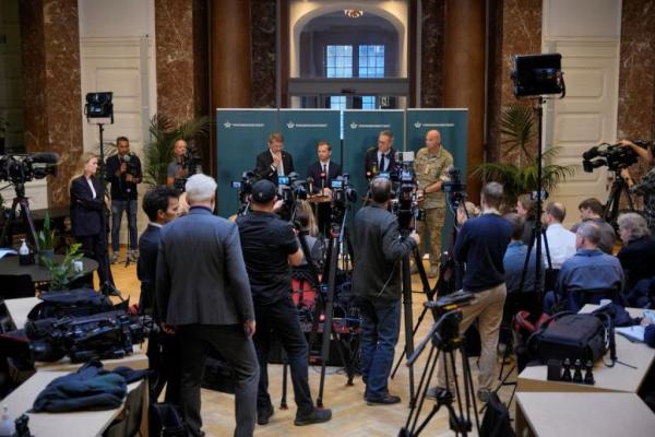 Menteri Pertahanan Denmark, Troels Lund Poulsen, dan Menteri Kehakiman, Peter Hummelgaard, menghadiri konferensi pers di Kementerian Pertahanan di Kopenhagen, Denmark, 25 September 2025. Foto via REUTERS 