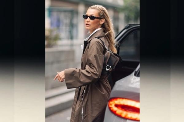 Bella Hadid terlihat di Paris mengerjakan proyek misteri pada Rabu 24 September 2025. (FOTO: BACKGRID) 