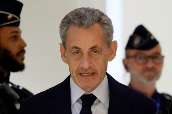 Mantan Presiden Prancis Nicolas Sarkozy tiba untuk mendengarkan putusan dalam persidangannya bersama para terdakwa lainnya atas tuduhan korupsi dan pendanaan ilegal kampanye pemilu dari Libya untuk pencalonan presidennya yang sukses pada tahun 2007, di gedung pengadilan di Paris, Prancis, 25 September 2025. REUTERS 