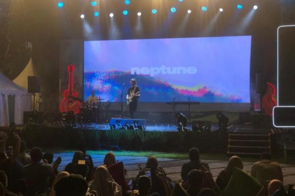 Penyanyi Australia Neptune saat tampil di acara Gig on The Green 2025 di Jakarta (Foto: Habib/Katakini.com) 