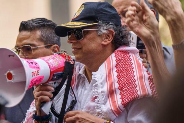 Presiden Kolombia Gustavo Petro berpidato di hadapan demonstran pro-Palestina di Dag Hammarskjold Plaza di luar markas besar PBB selama Sidang Umum PBB ke-80 di New York City, AS, 26 September 2025. REUTERS 