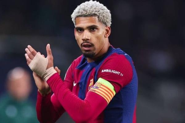 Bek Barcelona, Ronald Araujo (Foto: Sky Sports) 