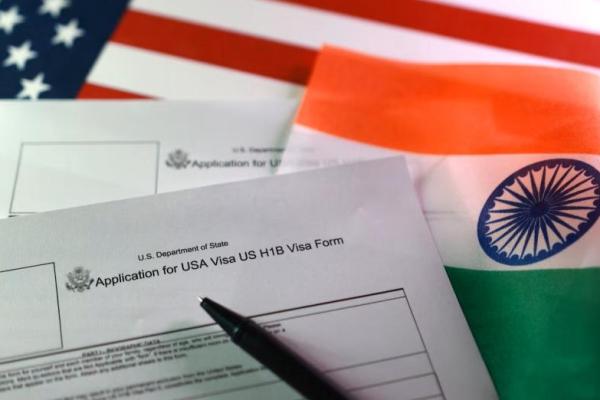 AS dan bendera India serta formulir aplikasi Visa H-1B AS terlihat dalam ilustrasi ini, diambil pada 22 September 2025. REUTERS 