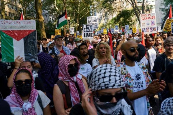 Demonstran pro-Palestina berunjuk rasa di dekat markas besar PBB, menyusul pidato Perdana Menteri Israel Benjamin Netanyahu di Sidang Umum PBB ke-80, di Dag Hammarskjold Plaza, New York City, AS, 26 September 2025. REUTERS 
