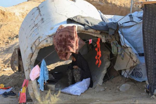 Seorang warga Palestina yang mengungsi dari Gaza utara akibat operasi militer Israel setelah pasukan Israel memerintahkan penduduk Kota Gaza untuk mengungsi ke selatan, berlindung di Jalur Gaza tengah, 26 September 2025. REUTERS 