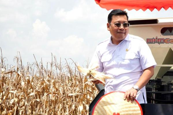 Kepala Badan Pangan Nasional/National Food Agency (NFA)  Arief Prasetyo Adi saat Panen Jagung Serentak Kuartal Ketiga bersama Kapolri Jenderal Polisi Listyo Sigit Prabowo dan Ketua Komisi IV DPR RI Siti Hediati Hariyadi (Titiek Soeharto) di Ogan Komering Ulu Timur (OKU Timur), Sumatera Selatan pada Sabtu (27/9/2025).(foto:NFA) 