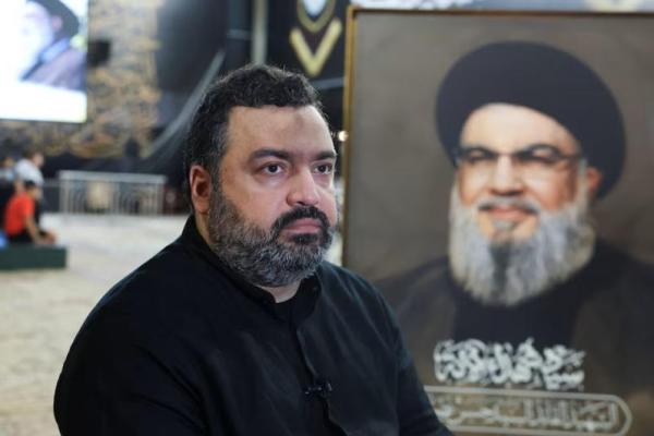 Jawad Nasrallah, putra mendiang pemimpin Hizbullah Hassan Nasrallah, duduk di pemakaman menjelang peringatan satu tahun pembunuhan ayahnya, di pinggiran Beirut, Lebanon, 24 September 2025. REUTERS 