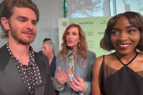 Julia Roberts Tersipu saat Andrew Garfield dan Ayo Edebiri Puji Keahliannya Bikin Roti Pisang. (FOTO: PAGE SIX) 