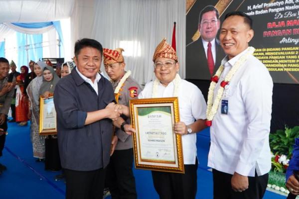 Kepala Badan Pangan Nasional/National Food Agency (NFA)  Arief Prasetyo Adi menerima gelar adat Raja Mangku Pangan Budiwa dari Lembaga Pembina Adat Kabupaten Ogan Komering Ulu Timur (OKU Timur) Provinsi Sumatera Selatan (Sumsel). 