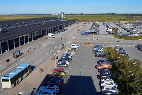 Kendaraan diparkir di Bandara Aalborg, di Aalborg, Denmark, 25 September 2025. Drone terpantau di atas bandara dan wilayah udara di atas Bandara Aalborg ditutup. Foto via REUTERS 