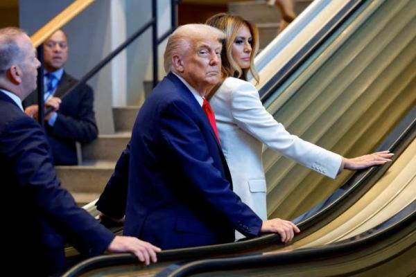 Presiden AS Donald Trump dan Ibu Negara Melania Trump menaiki eskalator saat tiba untuk menghadiri Sidang Umum PBB ke-80, di New York City, New York, AS, 23 September 2025. REUTERS 