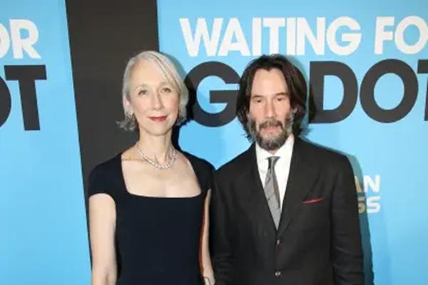 Keanu Reeves dan pacarnya Alexandra Grant menghadiri pertunjukan Broadway `Waiting for Godot`, Minggu (28/9/2025). (FOTO: WIRE IMAGE) 