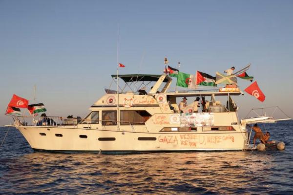 Sebuah kapal, bagian dari Armada Sumud Global yang bertujuan mencapai Gaza dan menembus blokade laut Israel, berlayar di lepas Pulau Koufonisi, Yunani, 26 September 2025. REUTERS 