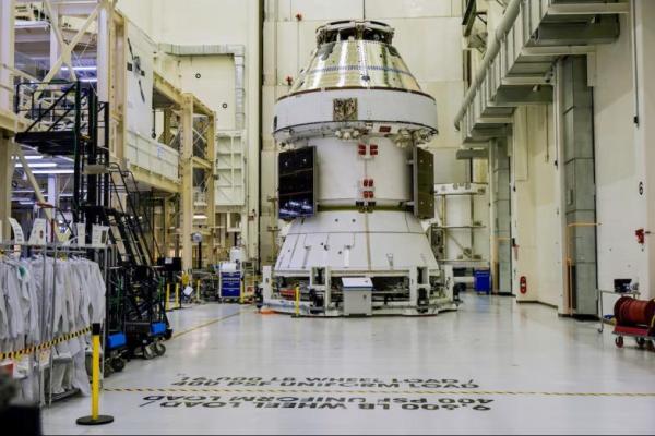 Awak dan modul layanan Artemis II Orion berada di dalam Gedung Operasi & Checkoput dalam acara media day NASA di Kennedy Space Center di Cape Canaveral, Florida, AS, 7 Maret 2025. REUTERS 