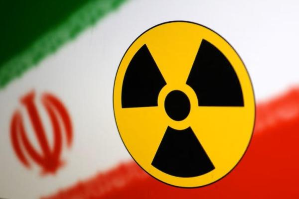Simbol nuklir dan bendera Iran terlihat dalam ilustrasi ini, 21 Juli 2022. REUTERS 