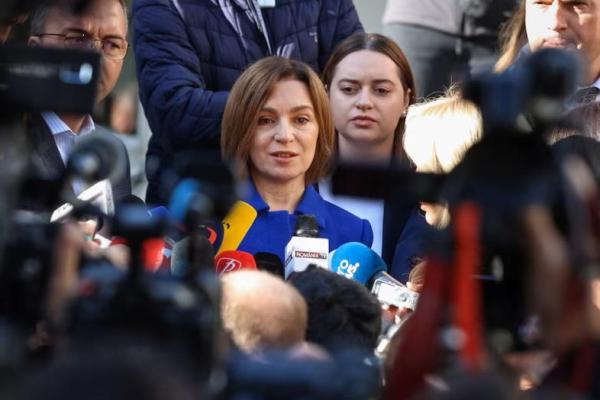 Presiden Moldova Maia Sandu berbicara setelah memberikan suara di tempat pemungutan suara dalam pemilihan umum parlemen di Chisinau, Moldova, 28 September 2025. REUTERS 