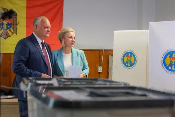 Igor Dodon, pemimpin Partai Sosialis Moldova dan salah satu pemimpin Blok Elektoral Patriotik, memberikan suara bersama istrinya, Galina, di Chisinau, Moldova, 28 September 2025. REUTERS 