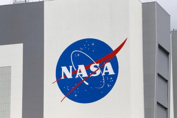 Logo NASA terlihat di Kennedy Space Center di Cape Canaveral, Florida, AS, 16 April 2021. REUTERS 