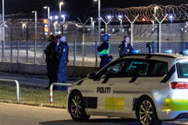 Petugas polisi berjaga setelah semua lalu lintas ditutup di Bandara Kopenhagen karena laporan drone di Kopenhagen, Denmark, 22 September 2025. Foto via REUTERS 
