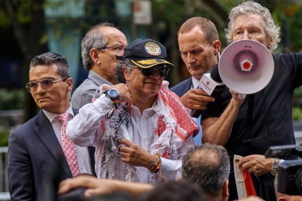 Musisi Roger Waters, berpidato di hadapan demonstran pro-Palestina bersama Presiden Kolombia Gustavo Petro, di Dag Hammarskjold Plaza di luar markas besar PBB selama Sidang Umum PBB ke-80 di New York City, AS, 26 September 2025. REUTERS 