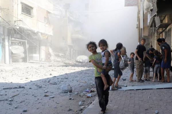 Anak-anak Palestina bereaksi di lokasi serangan Israel terhadap sebuah rumah di Kota Gaza, 26 September 2025. REUTERS 