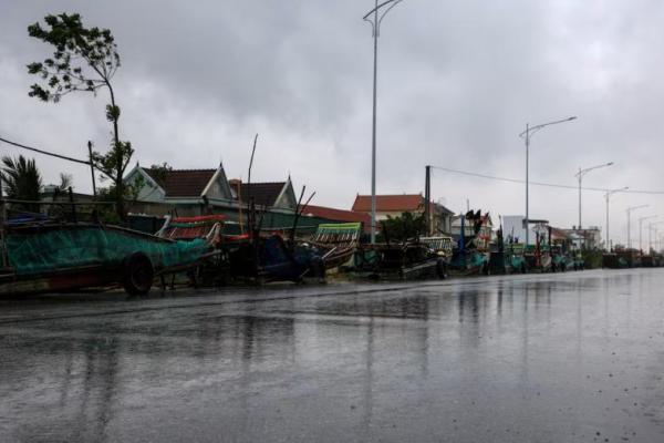 Perahu-perahu tertahan di jalan saat Topan Bualoi mendekat, di provinsi Nghe An, Vietnam, 28 September 2025. REUTERS 