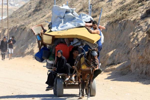 Warga Palestina yang mengungsi dari Gaza utara pindah ke selatan setelah pasukan Israel memerintahkan penduduk Kota Gaza untuk mengungsi, di Jalur Gaza tengah, 30 September 2025. REUTERS 