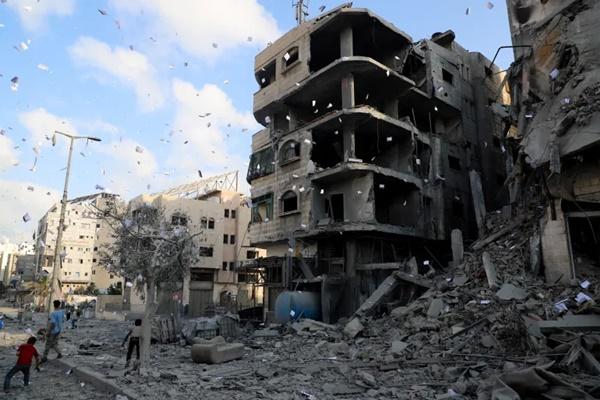 Selebaran yang dijatuhkan oleh pasukan Israel, yang memerintahkan warga Kota Gaza untuk mengungsi, jatuh di samping sebuah bangunan yang rusak, di Kota Gaza, 29 September 2025. (FOTO: REUTERS) 