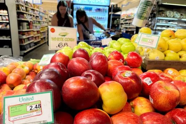 Harga-harga sebagian besar barang di AS sedang naik akibat penerapan tarif oleh Presiden Donald Trump. (FOTO: AFP) 