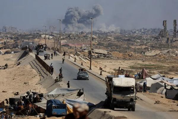 Asap mengepul akibat serangan militer Israel saat warga Palestina yang mengungsi dari Gaza utara terpaksa pindah ke selatan, di Jalur Gaza tengah, 30 September 2025. (FOTO: REUTERS) 