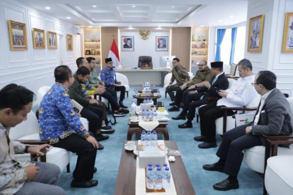 Mendes PDT Yandri Susanto saat menerima audiensi perusahaan bioteknologi mikroalgae Indonesia, PT Algaepark Indonesia Mandiri di ruang kerjanya (Foto: Humas Kemendes PDT) 