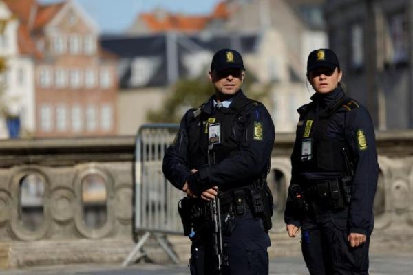 Petugas polisi berdiri di depan Istana Christiansborg menjelang pertemuan informal para pemimpin Uni Eropa di Kopenhagen, Denmark, 30 September 2025. REUTERS 