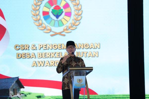 Menteri Desa dan Pembangunan Daerah Tertinggal (Mendes PDT) Yandri Susanto dalam acara penghargaan kepada Corporate Social Responsibility (CSR) dan Pembangunan Desa Berkelanjutan (PDB) Awards 2025 di Hotel Bidakara, Jakarta (Foto: Humas Kemendes PDT) 