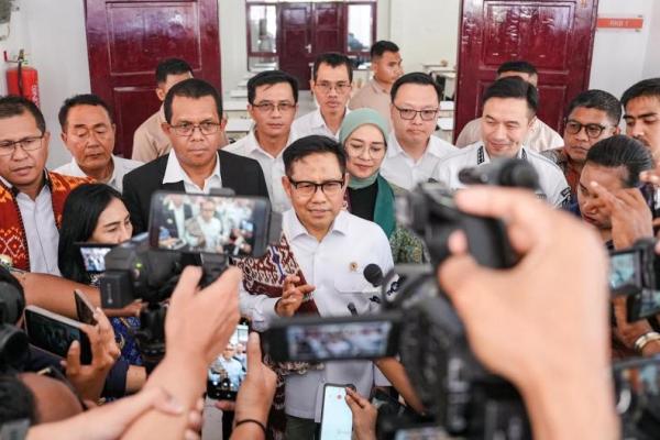 Menko PM Abdul Muhaimin Iskandar saat mengunjungi Sekolah Rakyat Menengah Pertama 19 Kupang di Kabupaten Kupang, Nusa Tenggara Timur (Foto: Humas Kemenko PM) 
