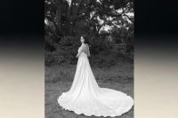 Menikahi Benny Blanco, Selena Gomez Bergaya Old Hollywood dengan Tiga Gaun Pengantin Indah