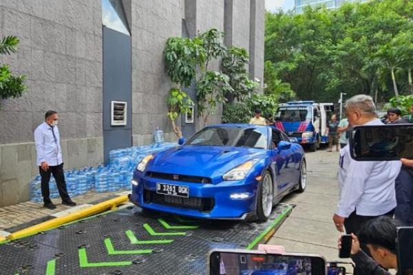KPK memindahkan 32 kendaraan hasil sitaan ke Rumah Penyimpanan Benda Sitaan Negara (Rupbasan) di Cawang, Jakarta Timur. 