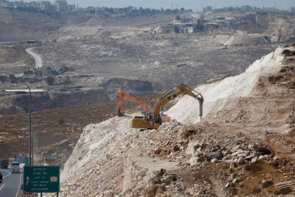 Ekskavator memperluas jalan pintas Israel yang menghubungkan pemukim Israel di Tepi Barat dengan Yerusalem, dekat Ramallah di Tepi Barat yang diduduki Israel, 29 September 2025. REUTERS 