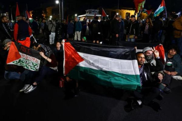 Aktivis pro-Palestina menggelar protes untuk mengecam intersepsi kapal-kapal Armada Sumud Global, di Roma, Italia, 1 Oktober 2025 REUTERS 