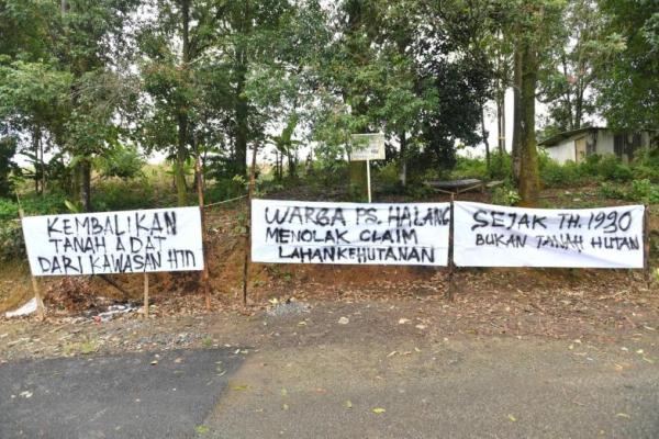 Spanduk yang berisi penolakan desa yang dijadikan agunan utang di wilayah Bogor, Jawa Barat (Foto: Humas Kemendes PDT) 