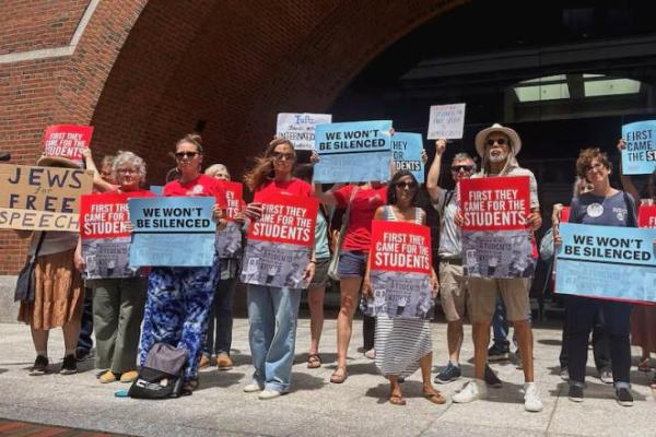 Para demonstran berdiri di luar gedung pengadilan federal menentang penangkapan dan deportasi aktivis kampus pro-Palestina oleh pemerintahan Presiden AS Donald Trump, di Boston, Massachusetts, AS, 7 Juli 2025. REUTERS 