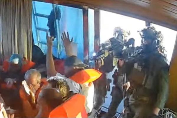 Tangkapan layar dari video siaran langsung menunjukkan pasukan angkatan laut Israel di atas kapal Florida yang menuju Gaza, bagian dari Armada Sumud Global, yang menurut laporan penyelenggara armada telah dicegat, 2 Oktober 2025. Handout via REUTERS 