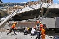 Tim SAR Sidoarjo Berpacu dengan Waktu Selamatkan 60 Siswa yang Terjebak Reruntuhan