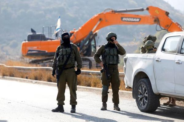 Tentara Israel berjaga-jaga selama pembangunan infrastruktur jalan pintas Israel, dekat Ramallah, di Tepi Barat yang diduduki Israel, 29 September 2025. REUTERS 