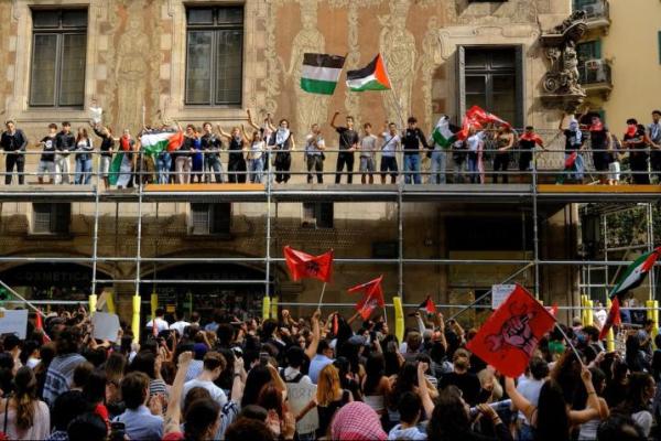 Mahasiswa pro-Palestina mengecam intersepsi pasukan Israel terhadap kapal-kapal Armada Sumud Global yang bertujuan mencapai Gaza dan mematahkan blokade laut Israel, di Barcelona, ​​Spanyol, 2 Oktober 2025. REUTERS 
