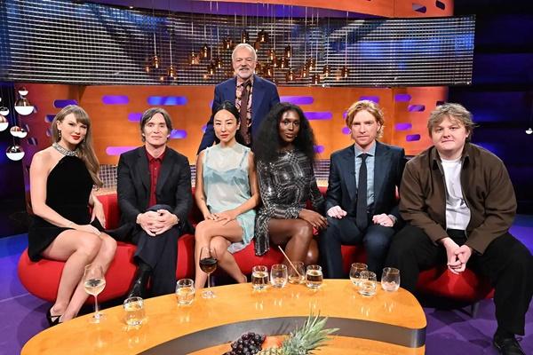 Taylor Swift, Cillian Murphy, Greta Lee, Jodie Turner-Smith, Domhnall Gleeson dan Lewis Capaldi dengan pembawa acara Graham Norton. (FOTO: WIREIMAGE) 