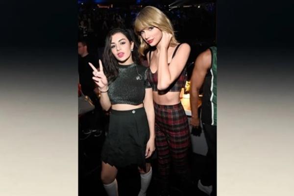 Taylor Swift Rilis Actually Romantic yang Dianggap Menyindirnya, Begini Respon Charli XCX. (FOTO: WIREIMAGE) 