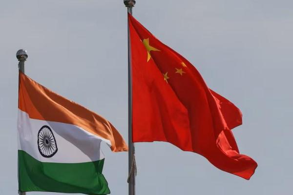 Bendera nasional Tiongkok dan India berkibar di samping Pusat Konvensi dan Pameran Meijiang, lokasi KTT Organisasi Kerja Sama Shanghai 2025 di Tianjin, Tiongkok, 30 Agustus 2025. REUTERS 